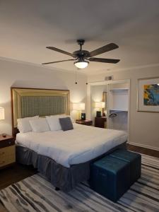 ein Schlafzimmer mit einem großen Bett und einem Deckenventilator in der Unterkunft Luxury Southern Mansion w/ Pool in Memphis + 94 Fotos