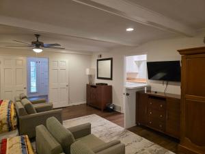 ein Wohnzimmer mit Sofa und Fernseher in der Unterkunft Luxury Southern Mansion w/ Pool in Memphis