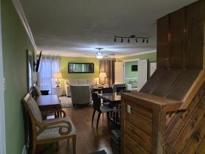 Una sala de estar con una mesa y un comedor. en 6BR in Suburban area close to Freeway and Galeria, en Memphis
