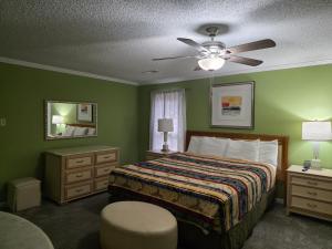 Un dormitorio con una cama y un ventilador de techo. en 6BR in Suburban area close to Freeway and Galeria, en Memphis