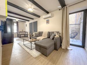 a living room with a couch and a table at Le Cocon Appartement a 300m du Théâtre Antique in Orange