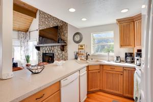 Gallery image of Lake and Mountain-View Home Walk to Downtown! in Crestline