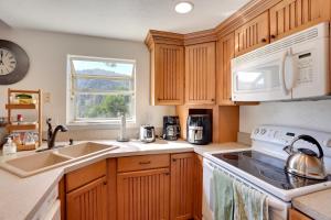 Gallery image of Lake and Mountain-View Home Walk to Downtown! in Crestline