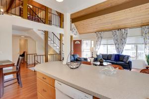 Gallery image of Lake and Mountain-View Home Walk to Downtown! in Crestline +18 photos