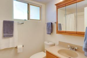 Koupelna v ubytování Lake and Mountain-View Home Walk to Downtown! + 18 fotografií