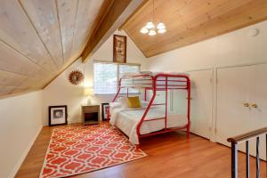 Postel nebo postele na pokoji v ubytování Lake and Mountain-View Home Walk to Downtown!