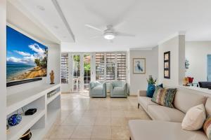 Televiisor ja/või meelelahutuskeskus majutusasutuses Condado 4 Bed 3 Bath Sleeps 8 Jacuzzi & Free Parking