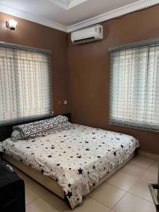 Giường trong phòng chung tại Cozy Duplex with garden