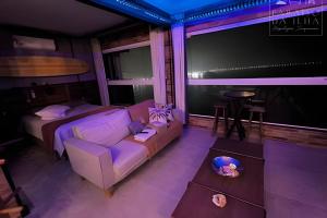 a living room with a couch and a bed at Apartamento Chalé da Ilha - Ar Cond e Super VISTA in São Vicente