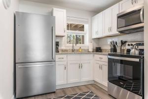 Η κουζίνα ή μικρή κουζίνα στο Dauphin Island Condos Near the Beach - Unit 2