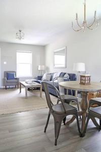 un soggiorno con tavolo, sedie e divano di Gulf Coast Condos on the Sand Dunes - 202 a Dauphin Island Altre 21 foto
