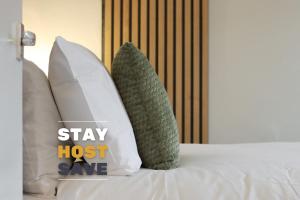 Yasmin's 2 Bed - Great for Workers and Groups with FREE Parking - Hosted by Stay Host Save房間的床