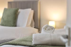 Yasmin's 2 Bed - Great for Workers and Groups with FREE Parking - Hosted by Stay Host Save房間的床