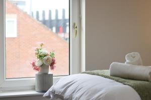 Yasmin's 2 Bed - Great for Workers and Groups with FREE Parking - Hosted by Stay Host Save房間的床