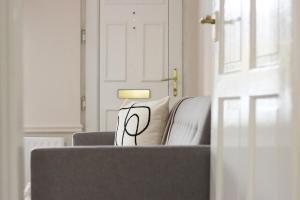 Yasmin's 2 Bed - Great for Workers and Groups with FREE Parking - Hosted by Stay Host Save休息區