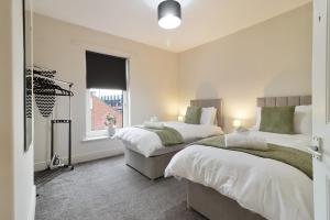 Yasmin's 2 Bed - Great for Workers and Groups with FREE Parking - Hosted by Stay Host Save房間的床