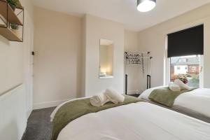 Yasmin's 2 Bed - Great for Workers and Groups with FREE Parking - Hosted by Stay Host Save房間的床