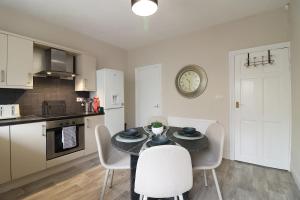 Yasmin's 2 Bed - Great for Workers and Groups with FREE Parking - Hosted by Stay Host Save廚房或簡易廚房