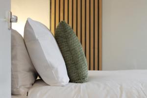 Yasmin's 2 Bed - Great for Workers and Groups with FREE Parking - Hosted by Stay Host Save房間的床