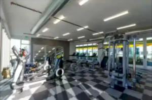 Fitness centrum a/nebo fitness zařízení v ubytování Lovely 3BR Apt With Balcony And Rooftop Pool Plus Views