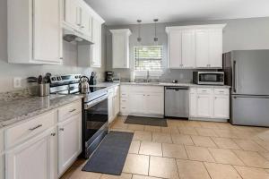 Η κουζίνα ή μικρή κουζίνα στο Country Living with Fishing Lake and Bright Stars