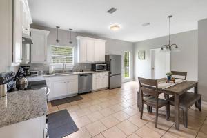 Η κουζίνα ή μικρή κουζίνα στο Country Living with Fishing Lake and Bright Stars