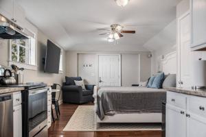 Kuchyň nebo kuchyňský kout v ubytování Old Dauphin Way Historic Home - Unit 1