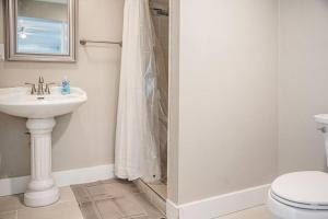 Koupelna v ubytování Old Dauphin Way Historic Home - Unit 1 + 5 fotografií