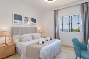 En eller flere senge i et værelse på Marina IV Relax & Unwind with Sea Views, Pools & BBQ Beachfront in Mijas Costa & Fuengirola + 39 billeder
