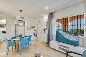 Et tv og/eller underholdning på Marina IV Relax & Unwind with Sea Views, Pools & BBQ Beachfront in Mijas Costa & Fuengirola