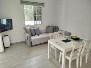 salon ze stołem i kanapą w obiekcie CASA CALAMICHE w mieście Los Llanos de Aridane