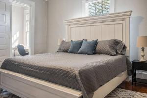 Galeriebild der Unterkunft Old Dauphin Way Historic Home - Unit 2 in Mobile + 13 Fotos