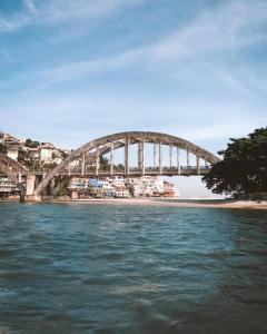 a large bridge over a body of water at Apartamento 404 in Monteiro +3 photos