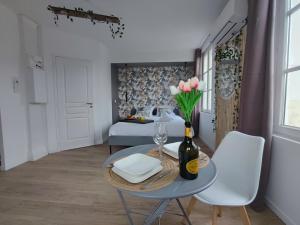 a small room with a table and a bed at Studio Kamelia in Saint-Aignan