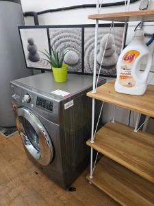 Η κουζίνα ή μικρή κουζίνα στο Gîte Le Muscat L'Escapade Des Flamants Roses