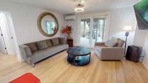 ein Wohnzimmer mit Sofa und Tisch in der Unterkunft Oceanfront Nest Down in Folly Beach