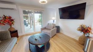 ein Wohnzimmer mit Sofa und Tisch in der Unterkunft Oceanfront Nest Down in Folly Beach