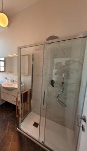 A bathroom at La Milanese, Appartamento Moderno con Balcone - Metro Isola a 2 min
