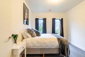 Ένα ή περισσότερα κρεβάτια σε δωμάτιο στο Huge 4BR Pool Table & 75" TV