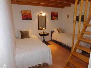מיטה או מיטות בחדר ב-Dinas Guesthouse