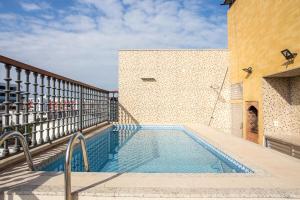 a swimming pool on the side of a building at Cobertura com piscina privativa próxima à praia in Cabo Frio