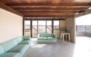 a living room with a couch and a table at Cobertura com piscina privativa próxima à praia in Cabo Frio