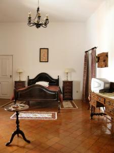 a living room with a bed and a table at Solar das Avencas in Portalegre