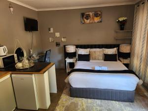 Ένα ή περισσότερα κρεβάτια σε δωμάτιο στο Cozy Urban Oasis in Hatfield