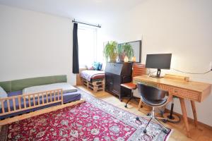 TV a/nebo společenská místnost v ubytování Artful 3 Bedroom Apt in City Center 5 min by foot to ESC & Art Basel + 13 fotografií