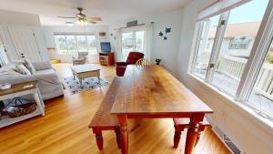 ein Wohnzimmer mit einem Holztisch in der Mitte in der Unterkunft 1505 Forrest in Folly Beach