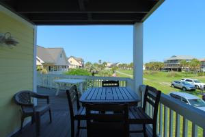 eine Veranda mit einem Tisch und Stühlen sowie Meerblick in der Unterkunft 1505 Forrest in Folly Beach