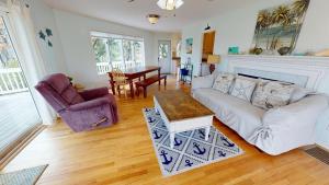 ein Wohnzimmer mit Sofa und Tisch in der Unterkunft 1505 Forrest in Folly Beach