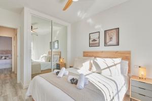 En eller flere senge i et værelse på FARO I Lovely Apartment with Sunny Terrace, Barbacoa Pet Friendly in Mijas Costa & Fuengirola + 23 billeder