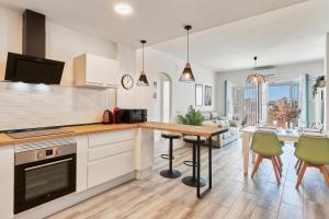 Køkken eller tekøkken på FARO I Lovely Apartment with Sunny Terrace, Barbacoa Pet Friendly in Mijas Costa & Fuengirola